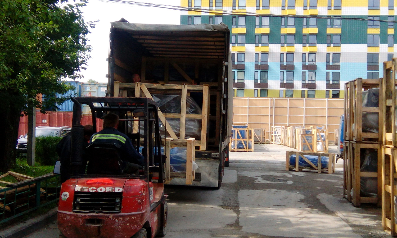 Разгрузка фуры с завода Ремеза (ресиверы, компрессоры)