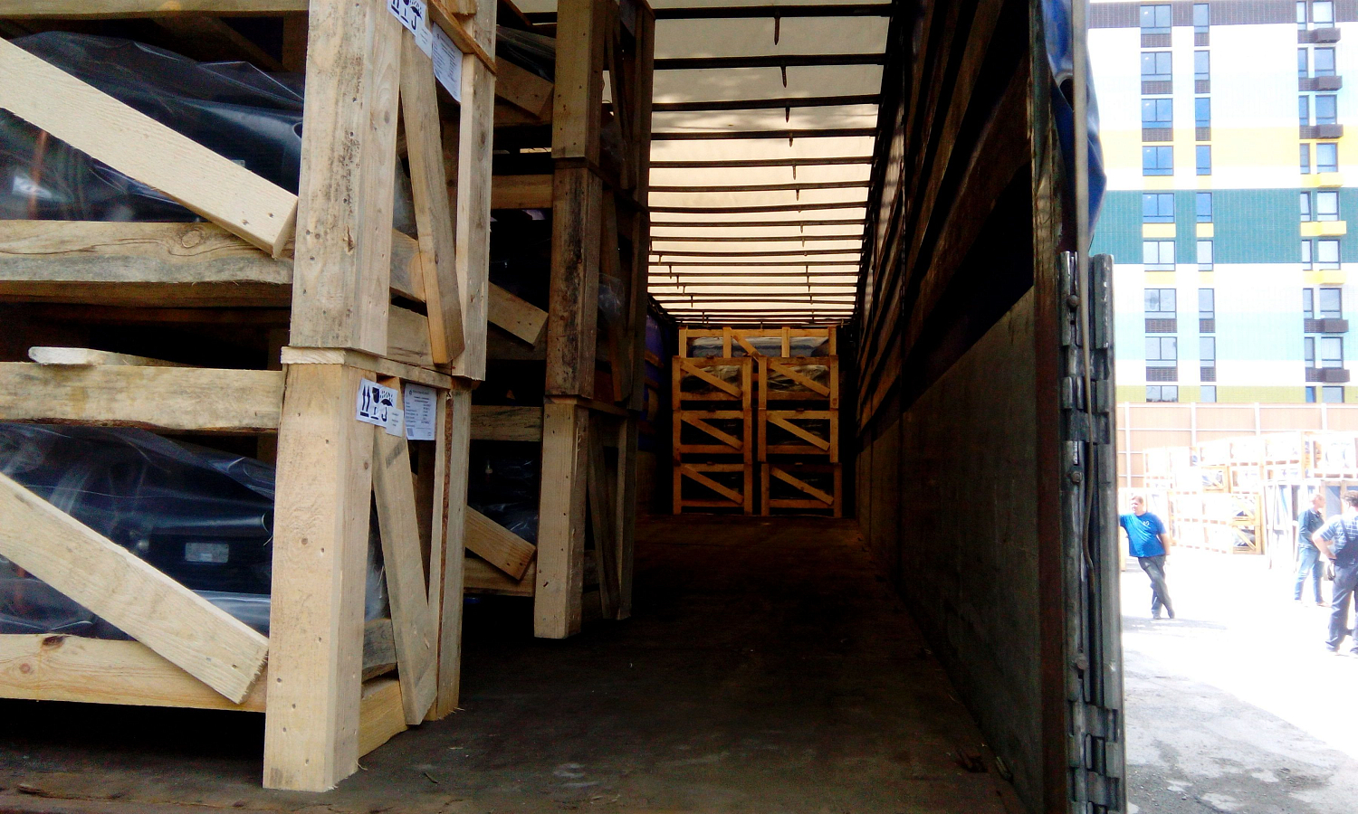 Разгрузка фуры с завода Ремеза (ресиверы)