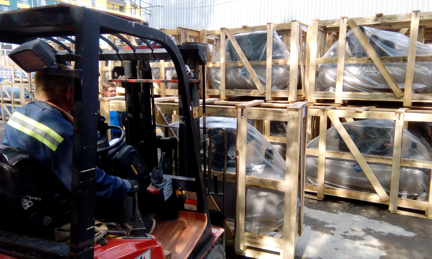 Разгрузка фуры с завода Ремеза (ресиверы, компрессоры)