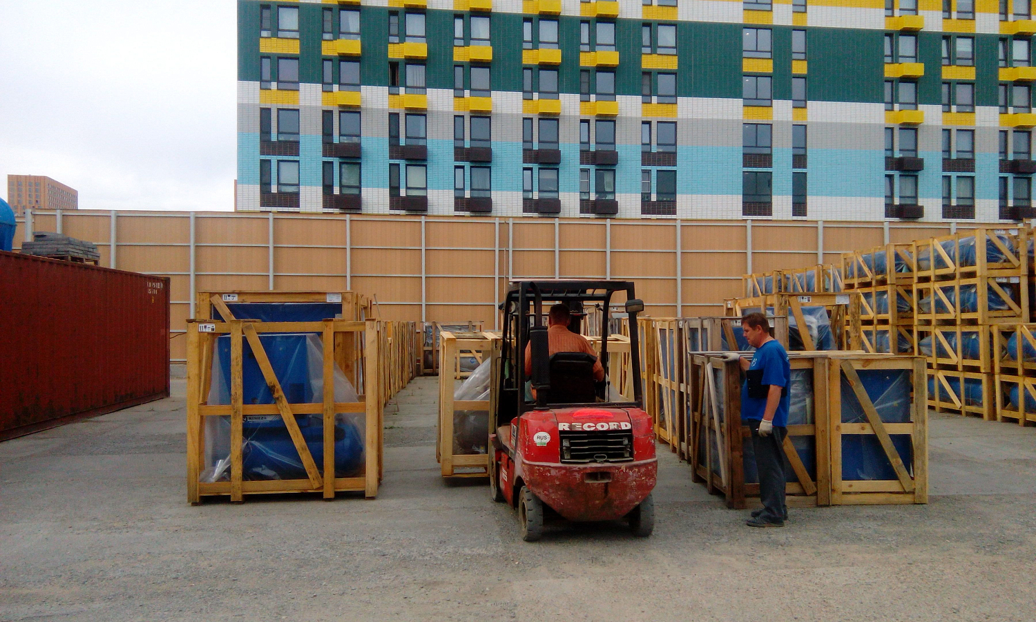 Разгрузка фуры с завода Ремеза (поршневые компрессоры, двигатели)