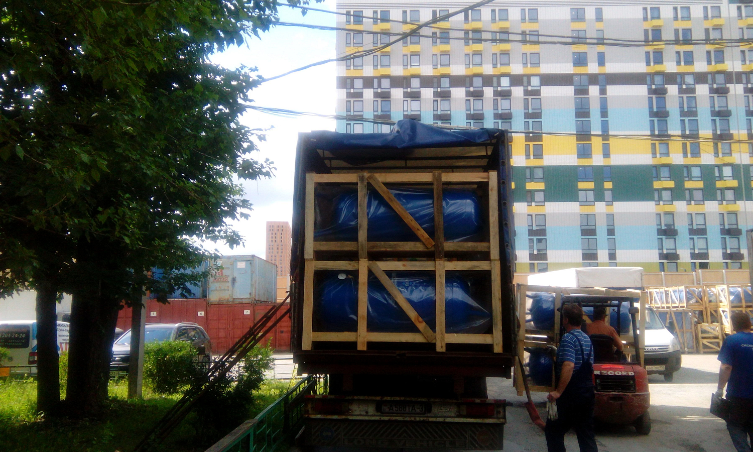 Разгрузка фуры с завода Ремеза (ресиверы)