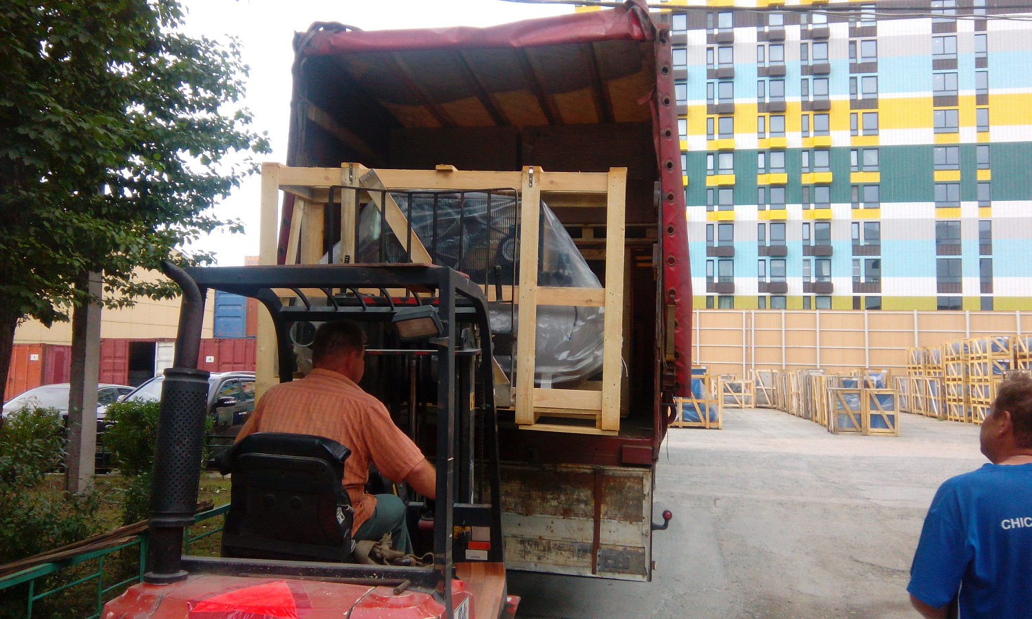 Разгрузка фуры с завода Ремеза (поршневые компрессоры, двигатели)