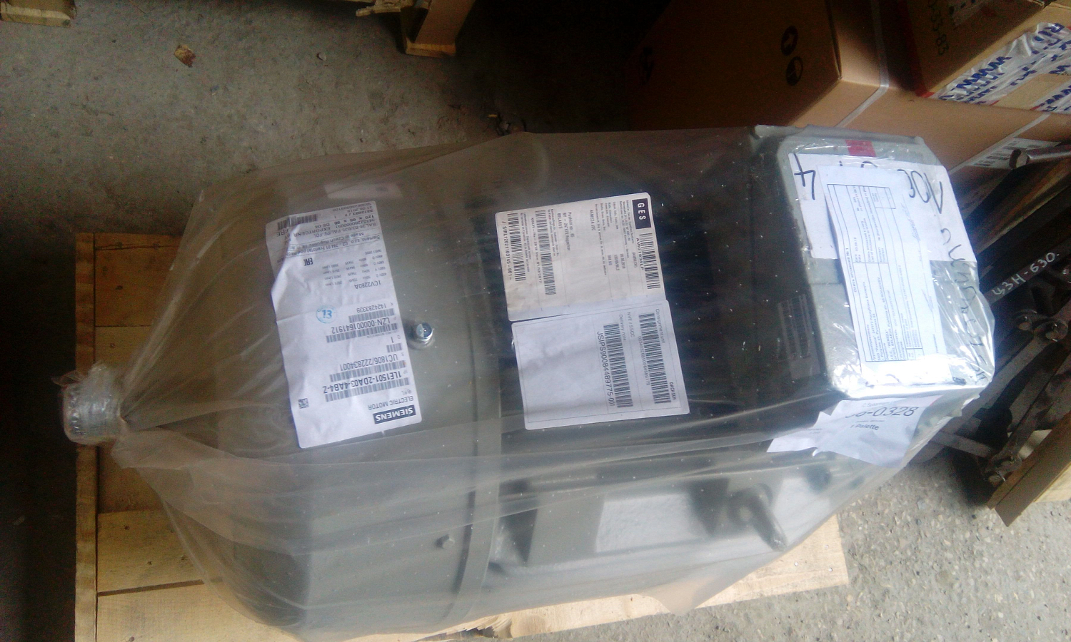 Разгрузка фуры с завода Ремеза (поршневые компрессоры, двигатели)