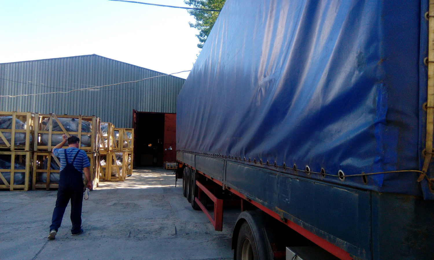 Разгрузка фуры с завода Ремеза (винтовые компрессоры)